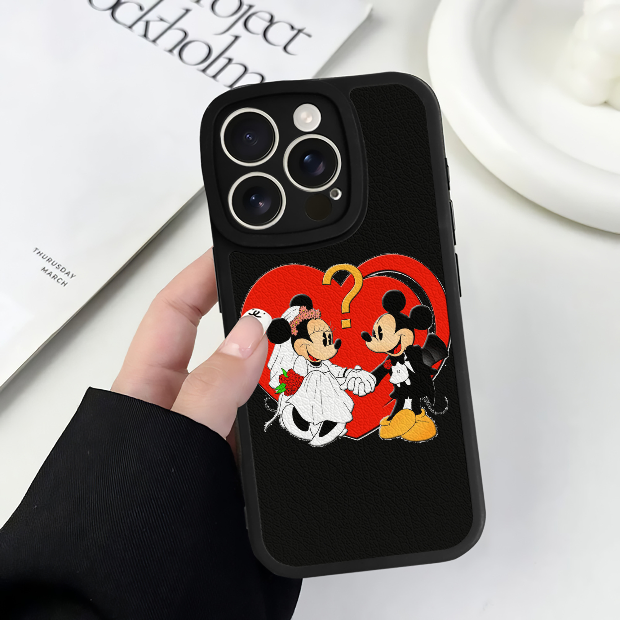 （画像用） ミッキーマウス Mickey Mouse 【iPhone 16シリーズ対応】シリコンスマホケース（レザー調） 材質：シリコン